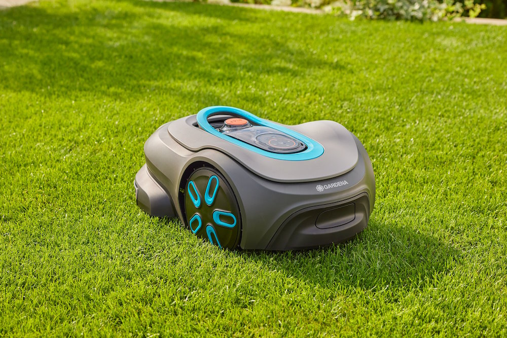 Ein Rasenmähroboter auf einem Rasen.